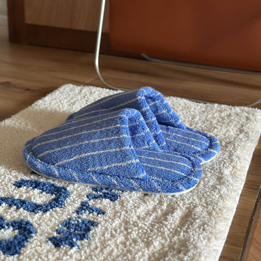 白ストライプ柄の青のタオル生地のスリッパ