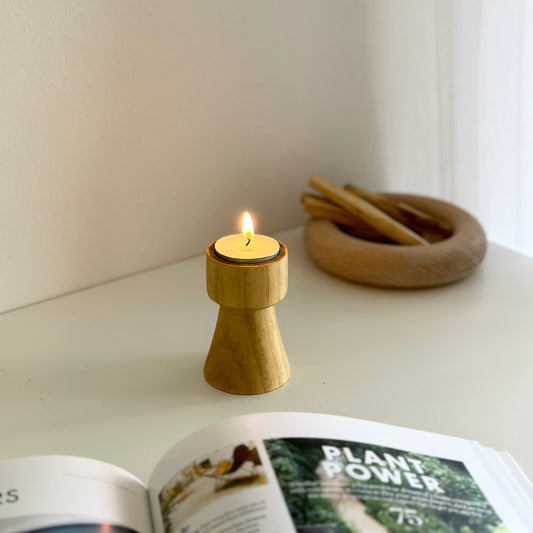キャンドルがセットされたウッドブラウンの木製のミニキャンドルホルダー
