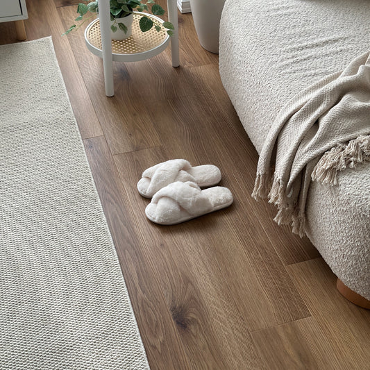 白のファー素材のクロスされたスリッパ