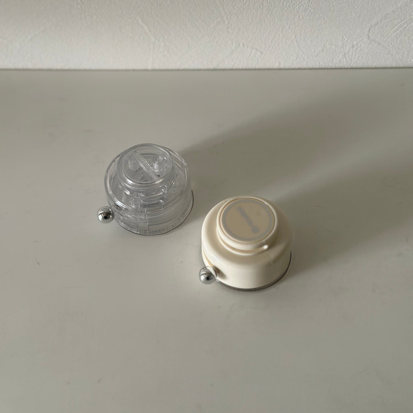 吸盤式ステンレスペーパーホルダー用のクリーム色と透明のプラスチックカップ蓋に銀色の球装飾付き