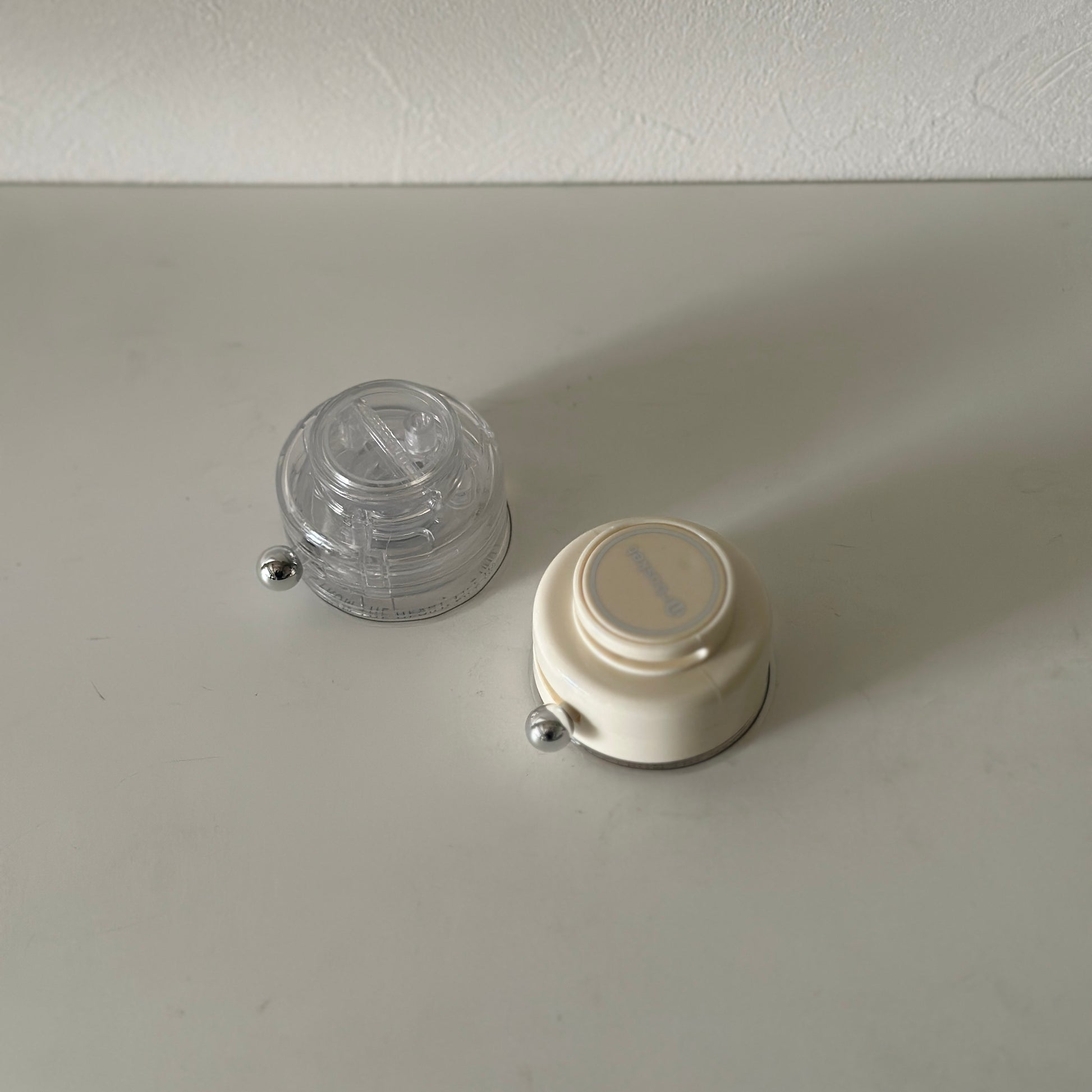 吸盤式ステンレスペーパーホルダー用のクリーム色と透明のプラスチックカップ蓋に銀色の球装飾付き
