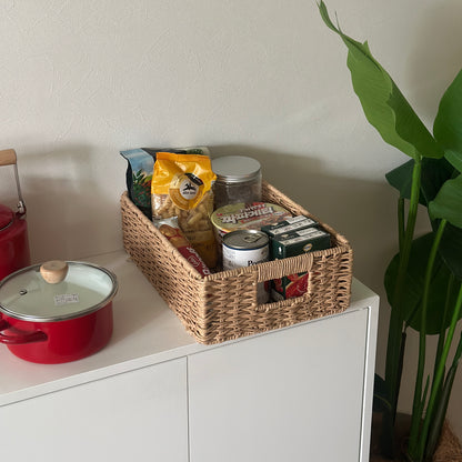 手編みの折り畳み式ペーパーコードバスケットの中に食料品が入っている様子