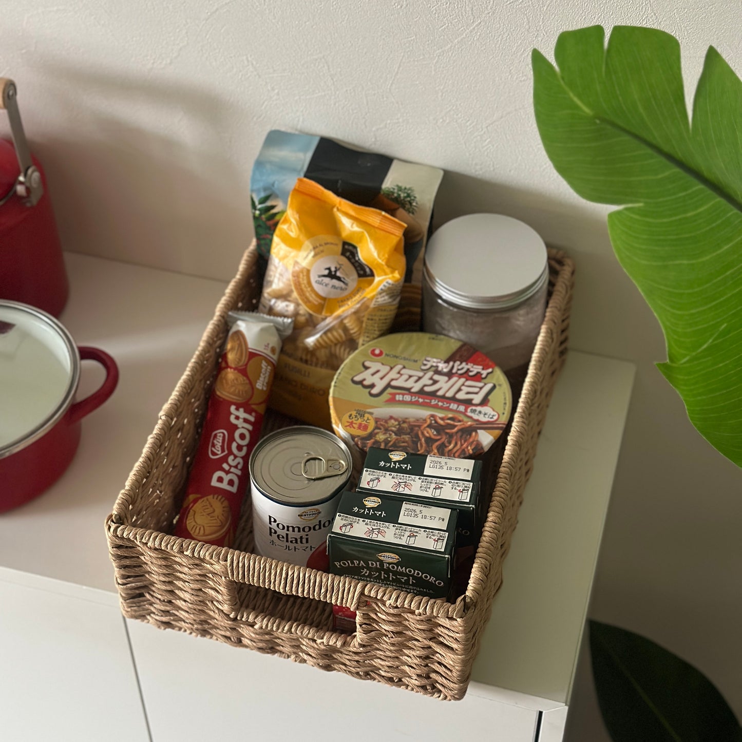 手編みの折り畳み式ペーパーコードバスケットの中に食料品が入っている様子