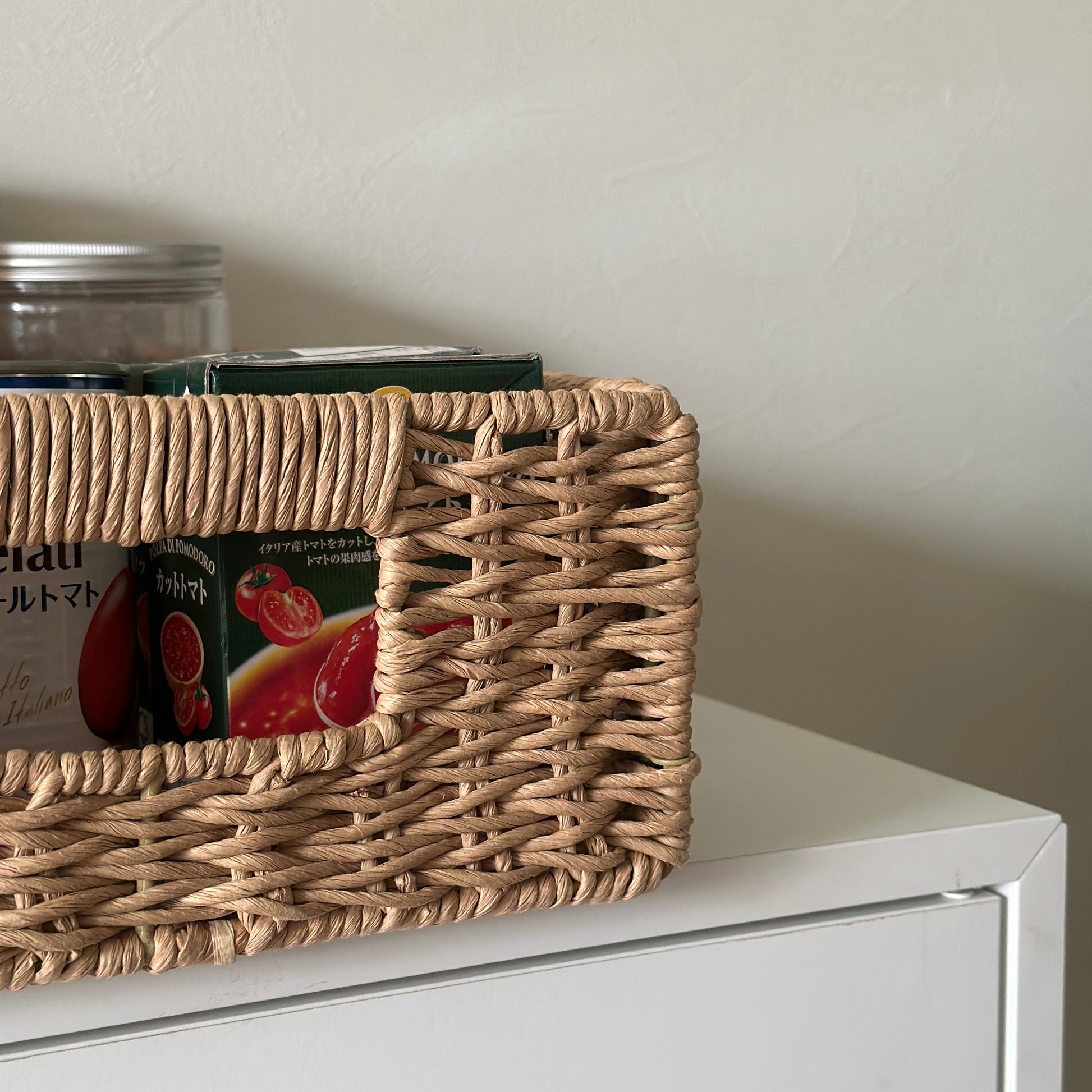 手編みの折り畳み式ペーパーコードバスケットの中に食料品が入っている様子