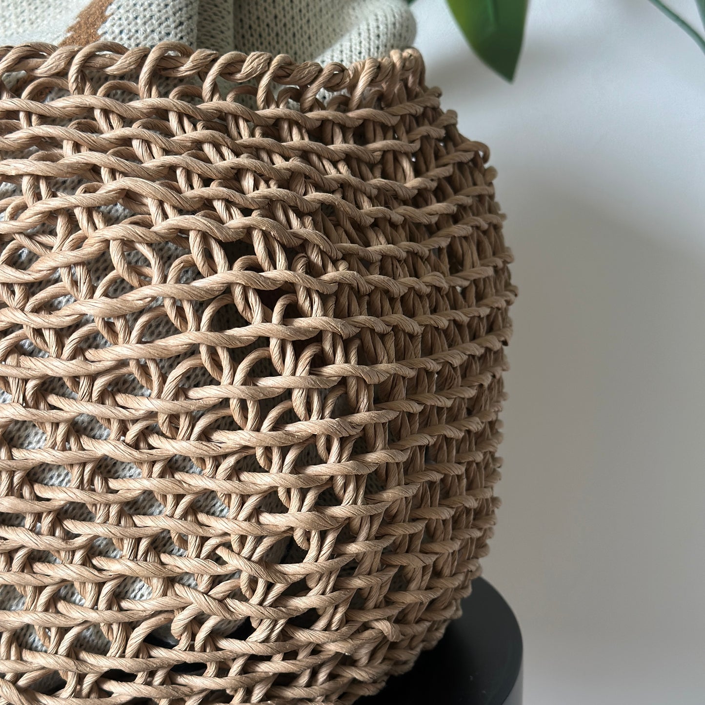 ラウンドのペーパーコードバスケットの表面