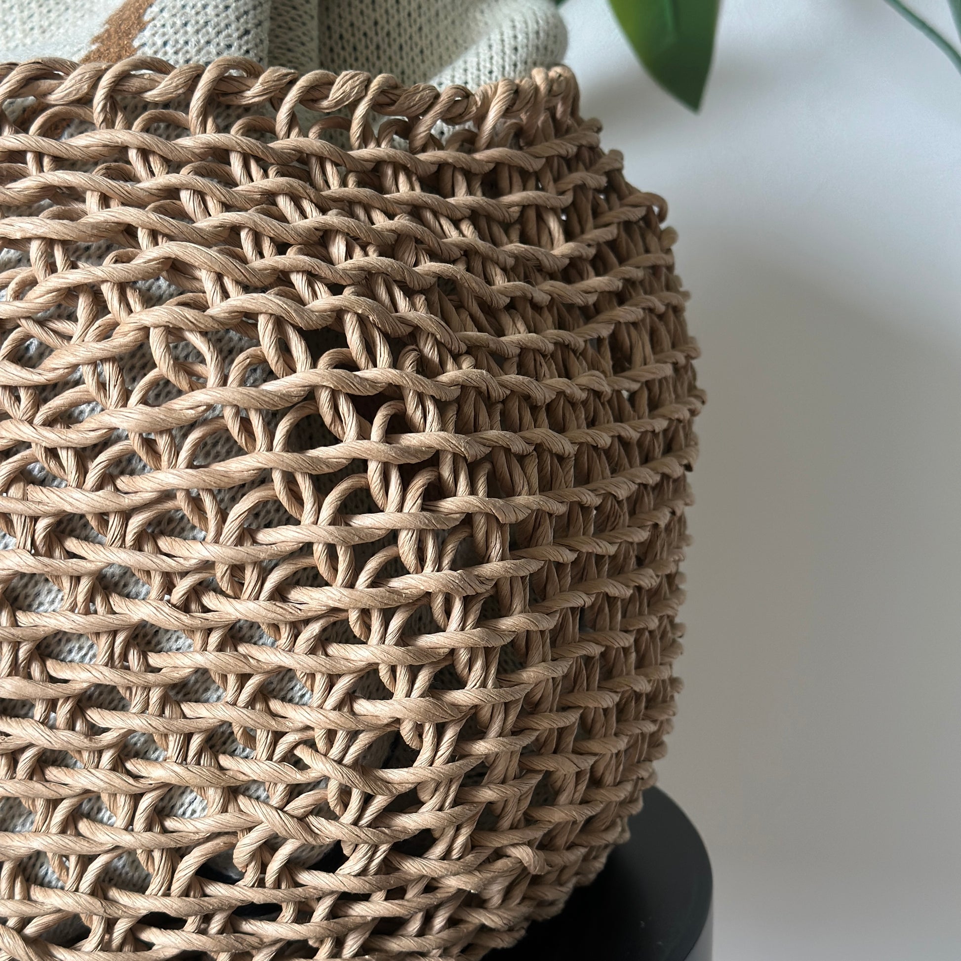 ラウンドのペーパーコードバスケットの表面