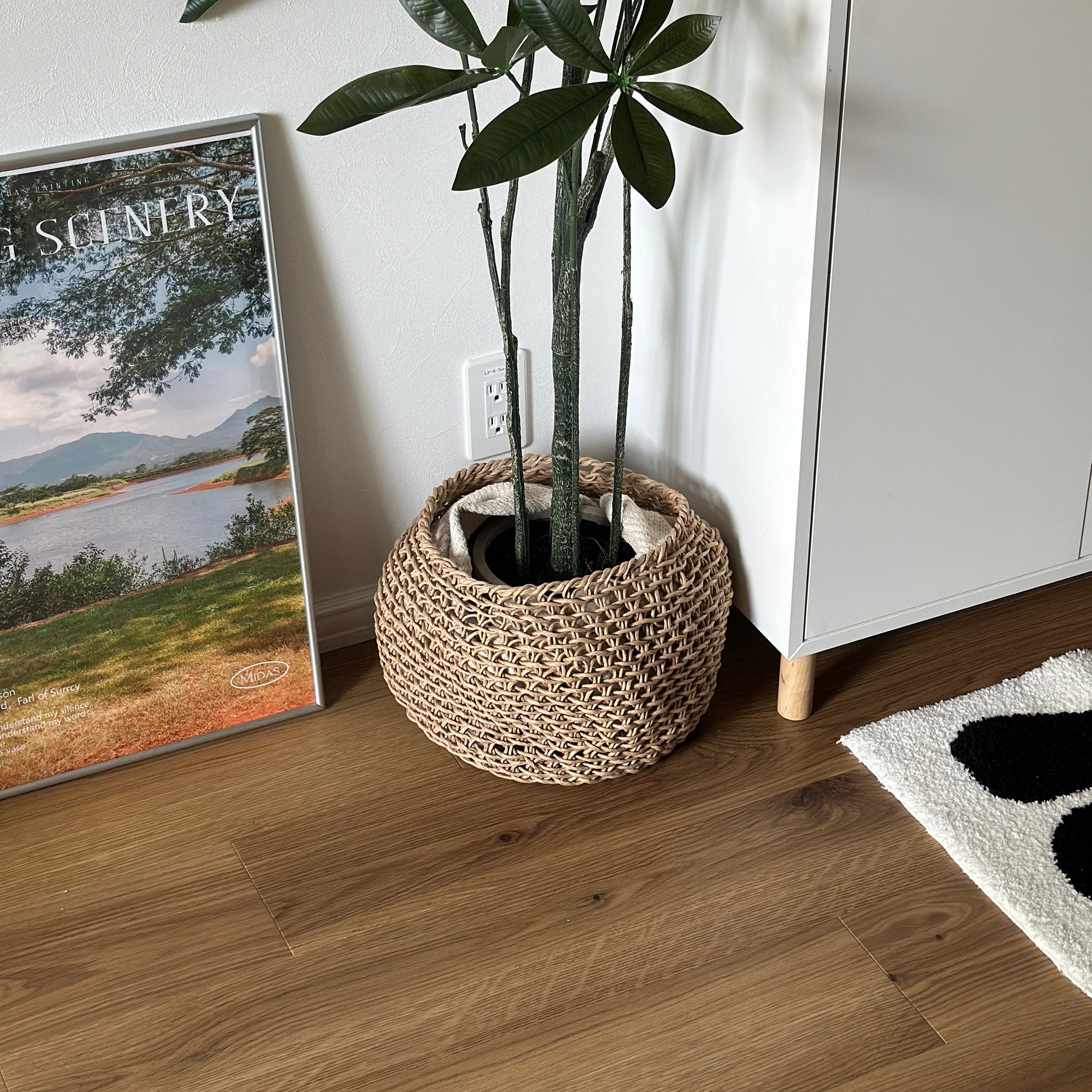 ラウンドのペーパーコードバスケットに観葉植物の植木鉢部分を入れている様子