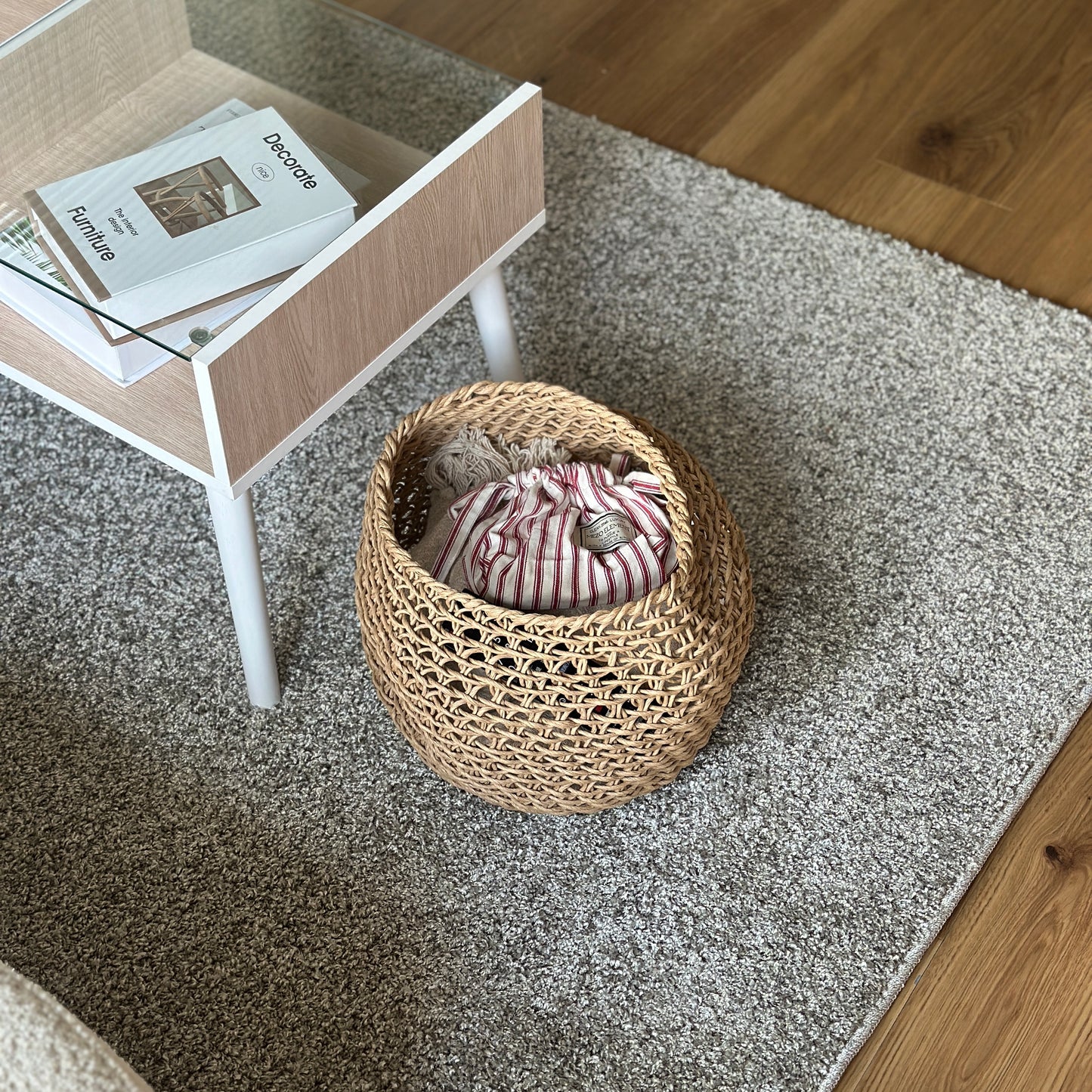 ラウンドのペーパーコードバスケットをローテーブル横に置いている様子