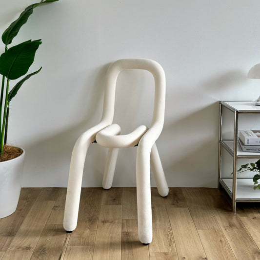 針金を曲げたようなユニークなデザインの白い椅子