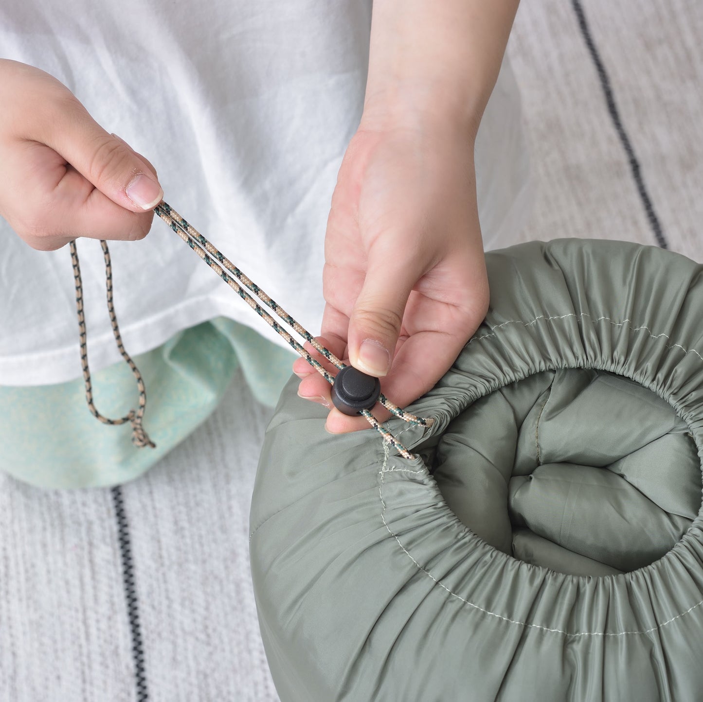 こたつ布団を収納袋に入れた様子