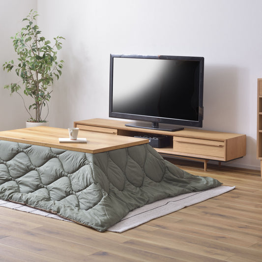 ライトグリーンのキルティング素材のこたつ布団を挟んだこたつテーブル