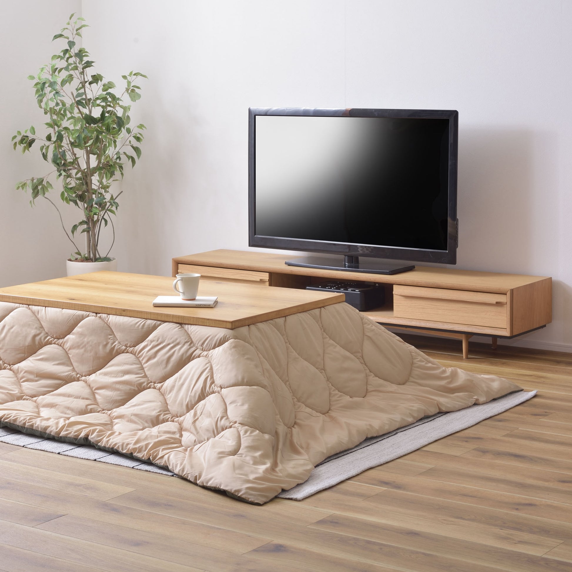 オフホワイトのキルティング素材のこたつ布団を挟んだこたつテーブル