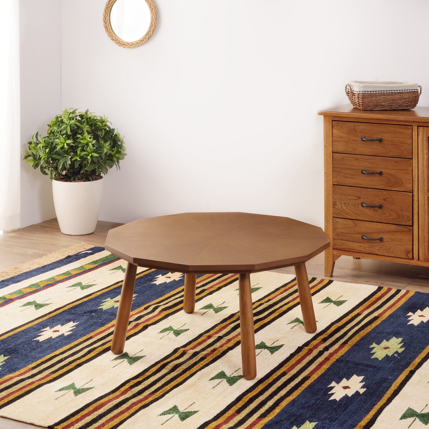 ブラウンの多角形こたつテーブルをローテーブルとして部屋に置いている様子