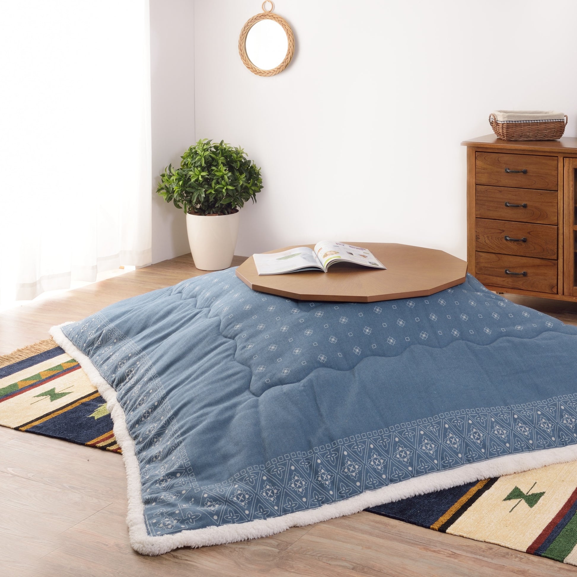 ブラウンの多角形こたつテーブルをこたつとして部屋に置いている様子