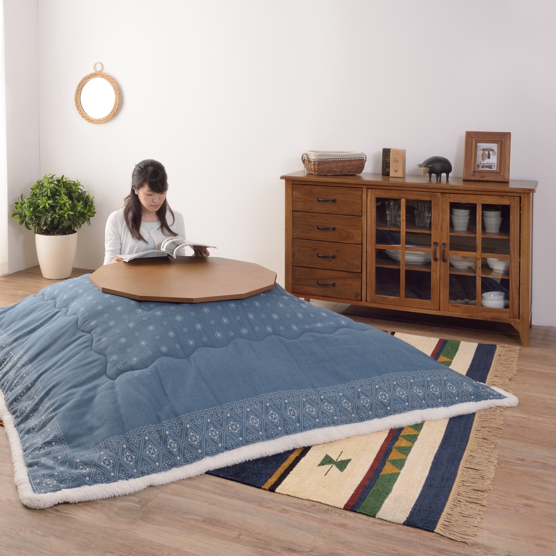 ブラウンの多角形こたつテーブルをこたつとして部屋に置いている様子