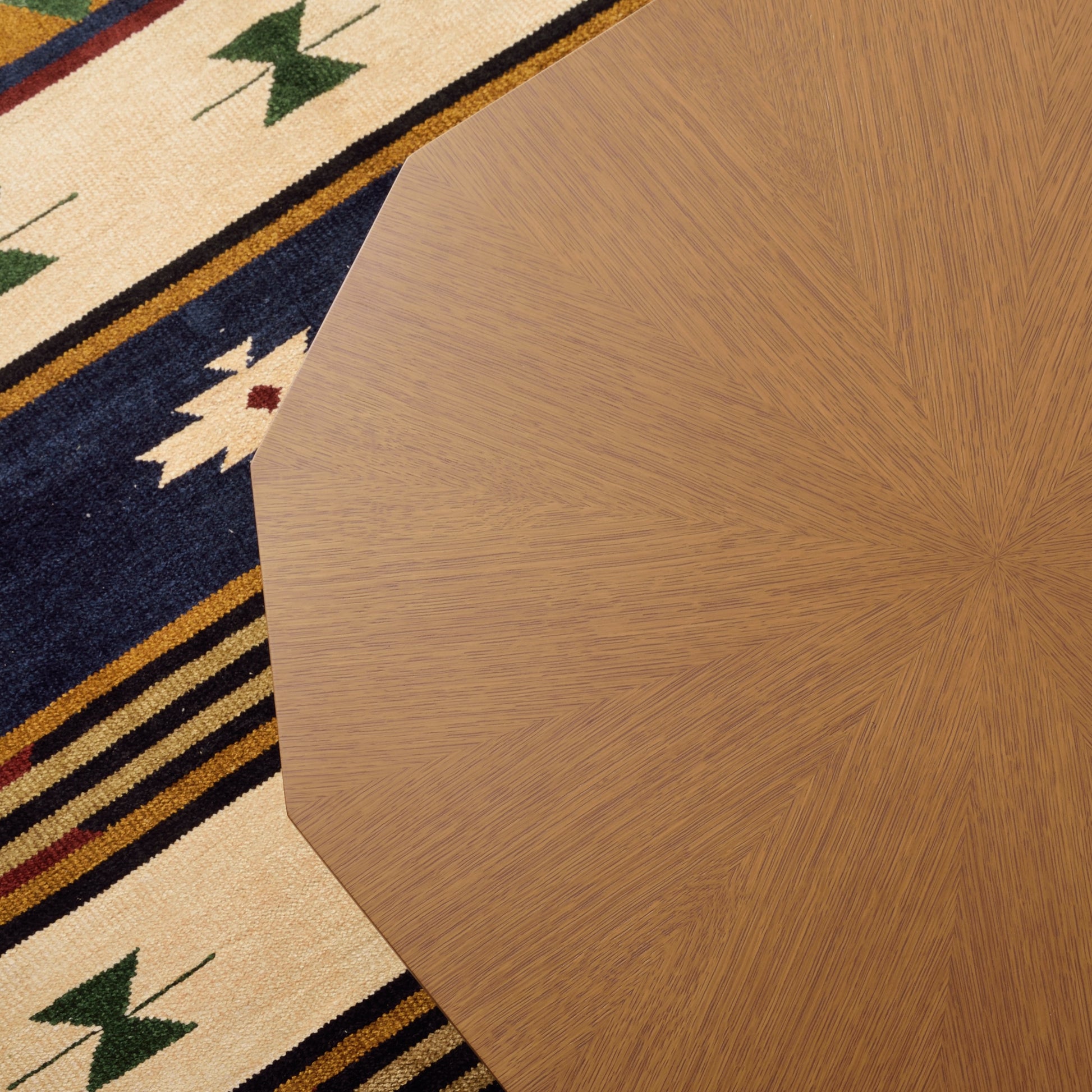 ブラウンの多角形こたつテーブルの天板表面