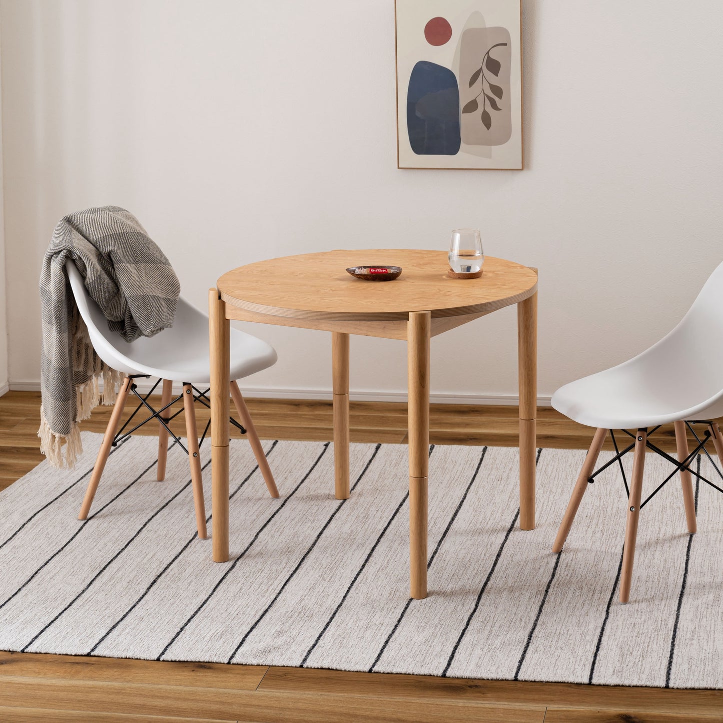 リバーシブル天板のこたつテーブルをダイニングテーブルとして部屋に置いている様子