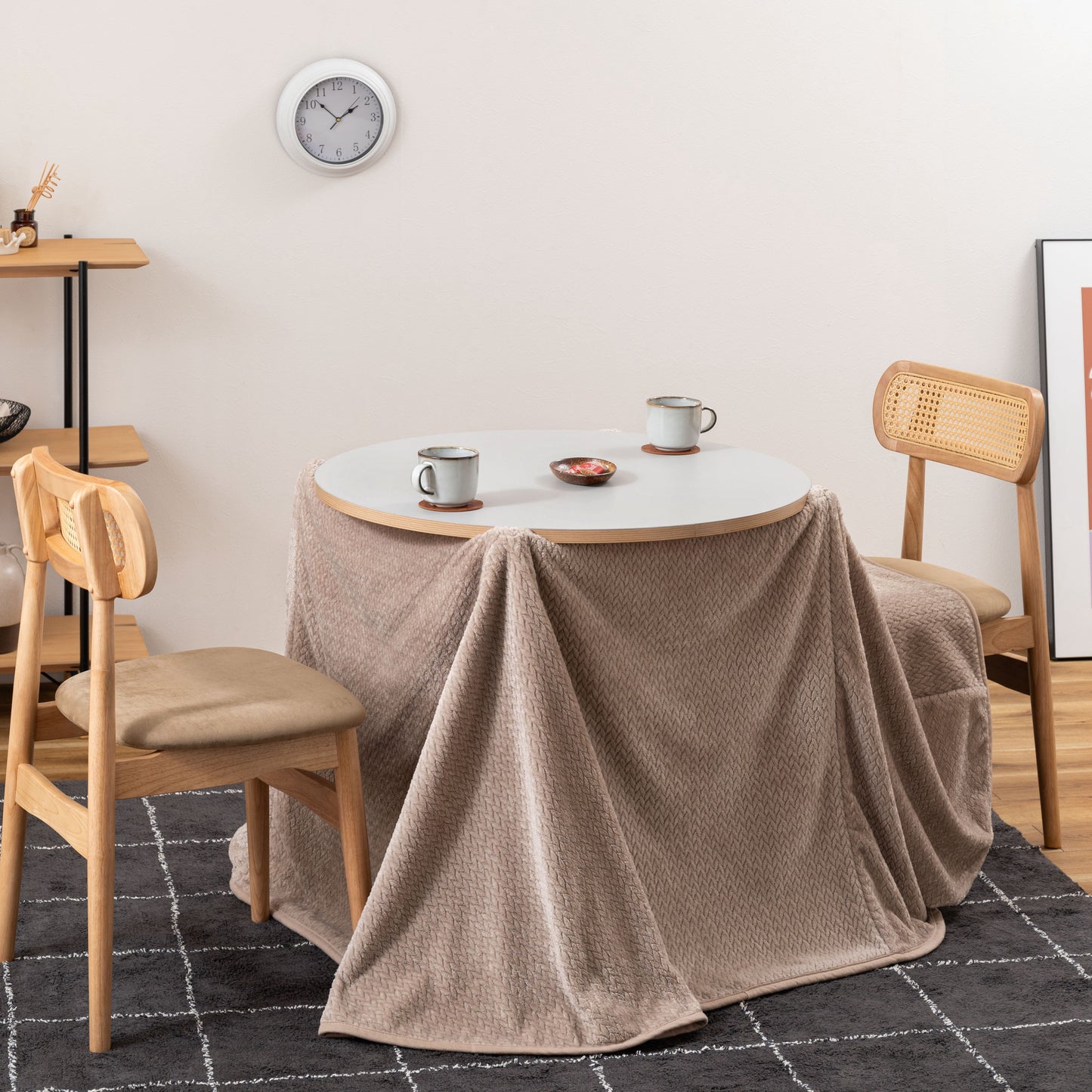 リバーシブル天板のこたつテーブルをこたつとして部屋に置いている様子