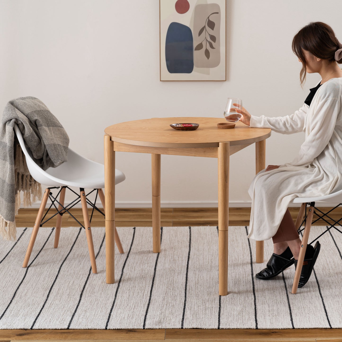 リバーシブル天板のこたつテーブルをダイニングテーブルとして部屋に置いている様子