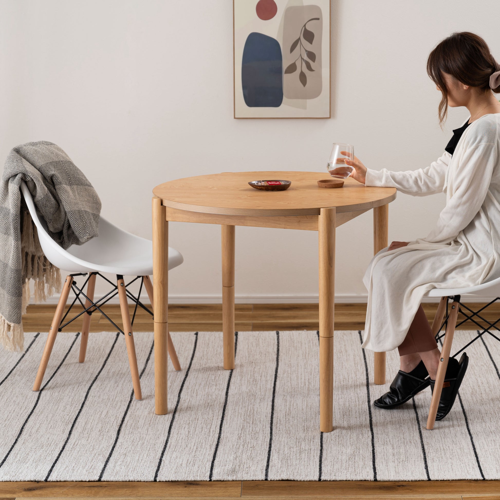 リバーシブル天板のこたつテーブルをダイニングテーブルとして部屋に置いている様子