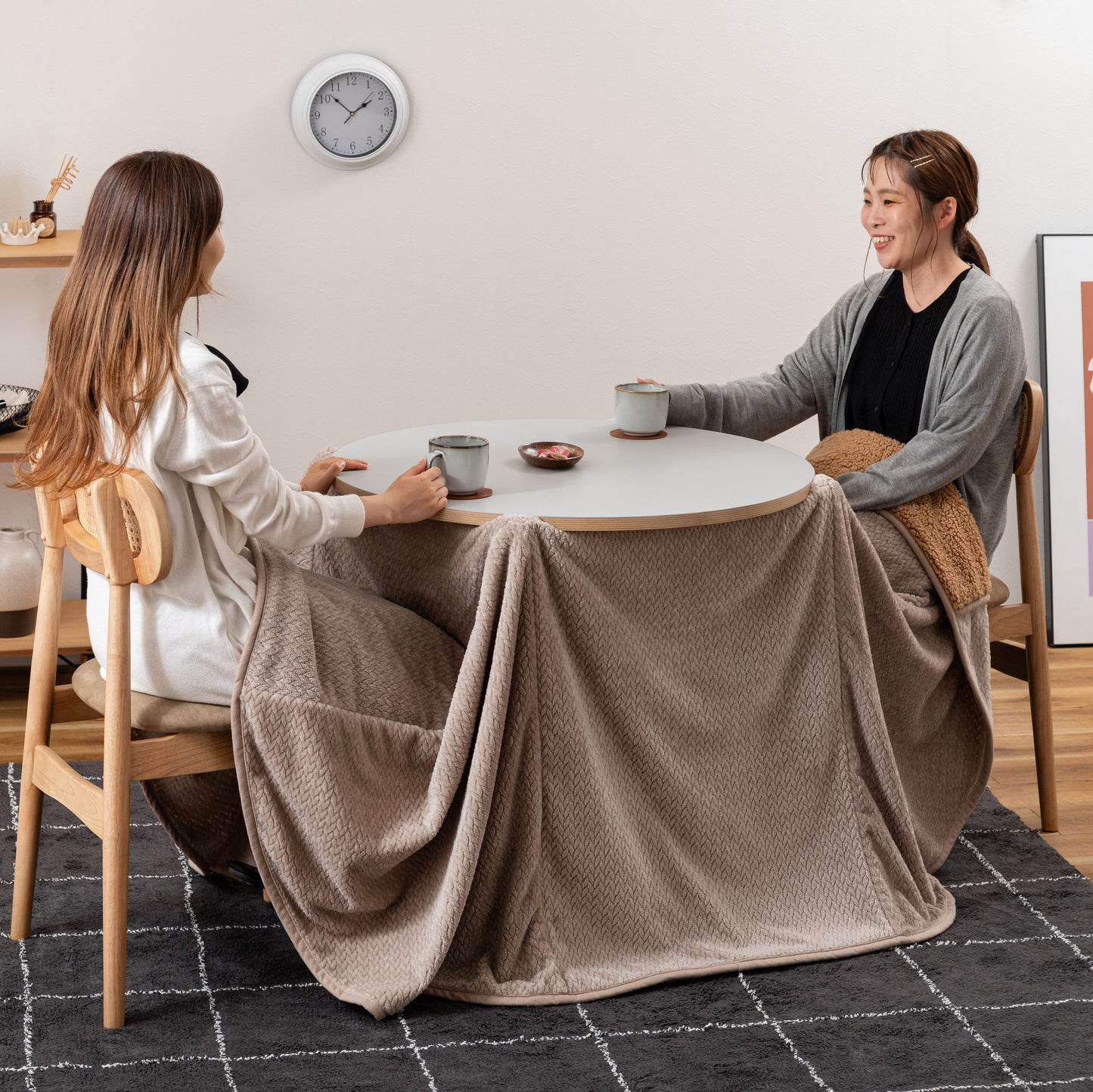 リバーシブル天板のこたつテーブルをダイニングテーブルでこたつとして使っている様子