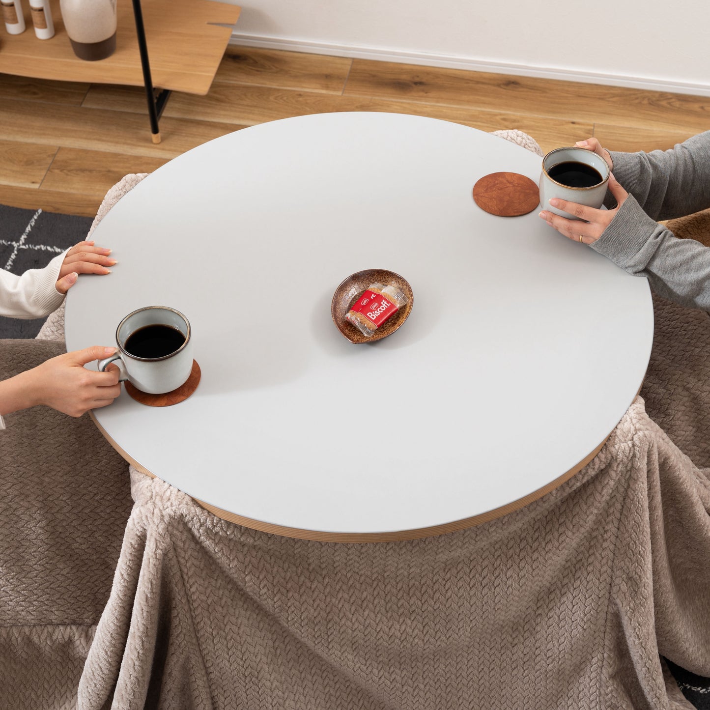 リバーシブル天板のこたつテーブルをこたつとして使っている様子