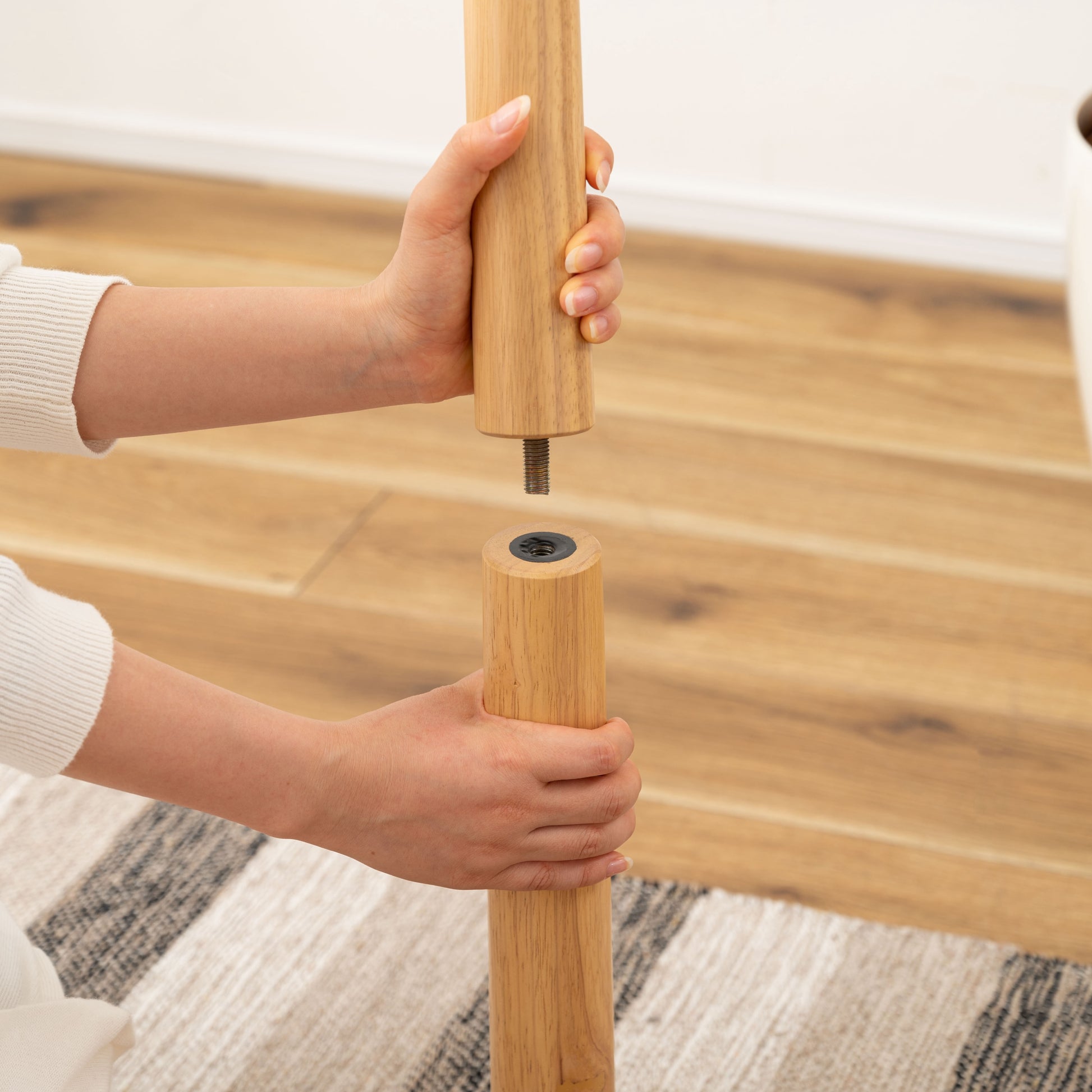 リバーシブル天板のこたつテーブルの脚を組み立てている様子