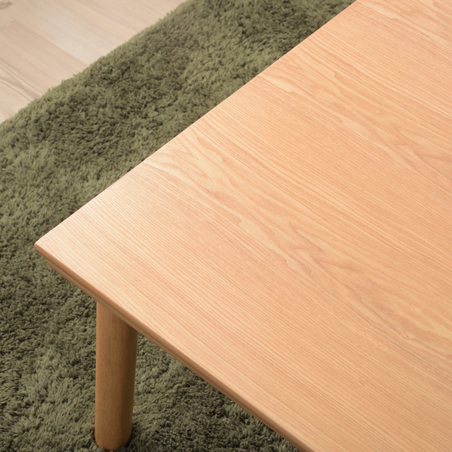 ナチュラルでシンプルなこたつテーブルの天板表面
