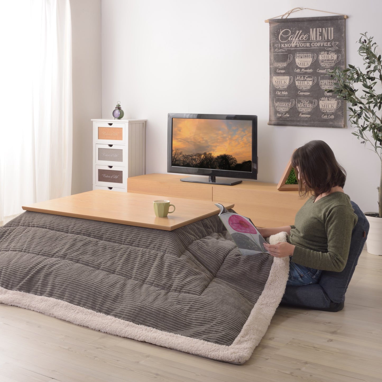 グレーのこたつ布団を挟んでいるナチュラルでシンプルなこたつテーブル