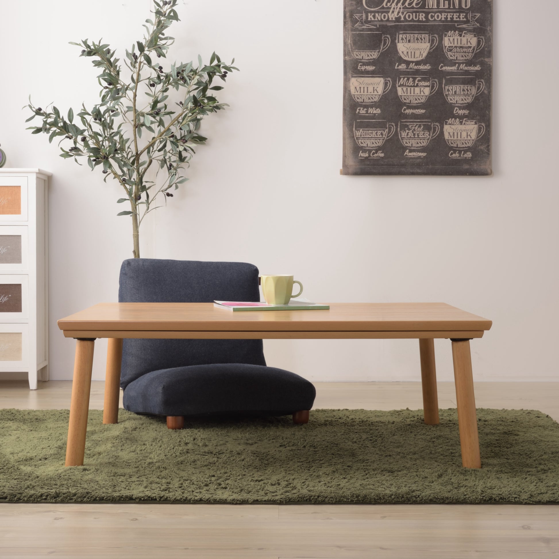 ナチュラルでシンプルなこたつテーブルをローテーブルとして部屋に置いている様子