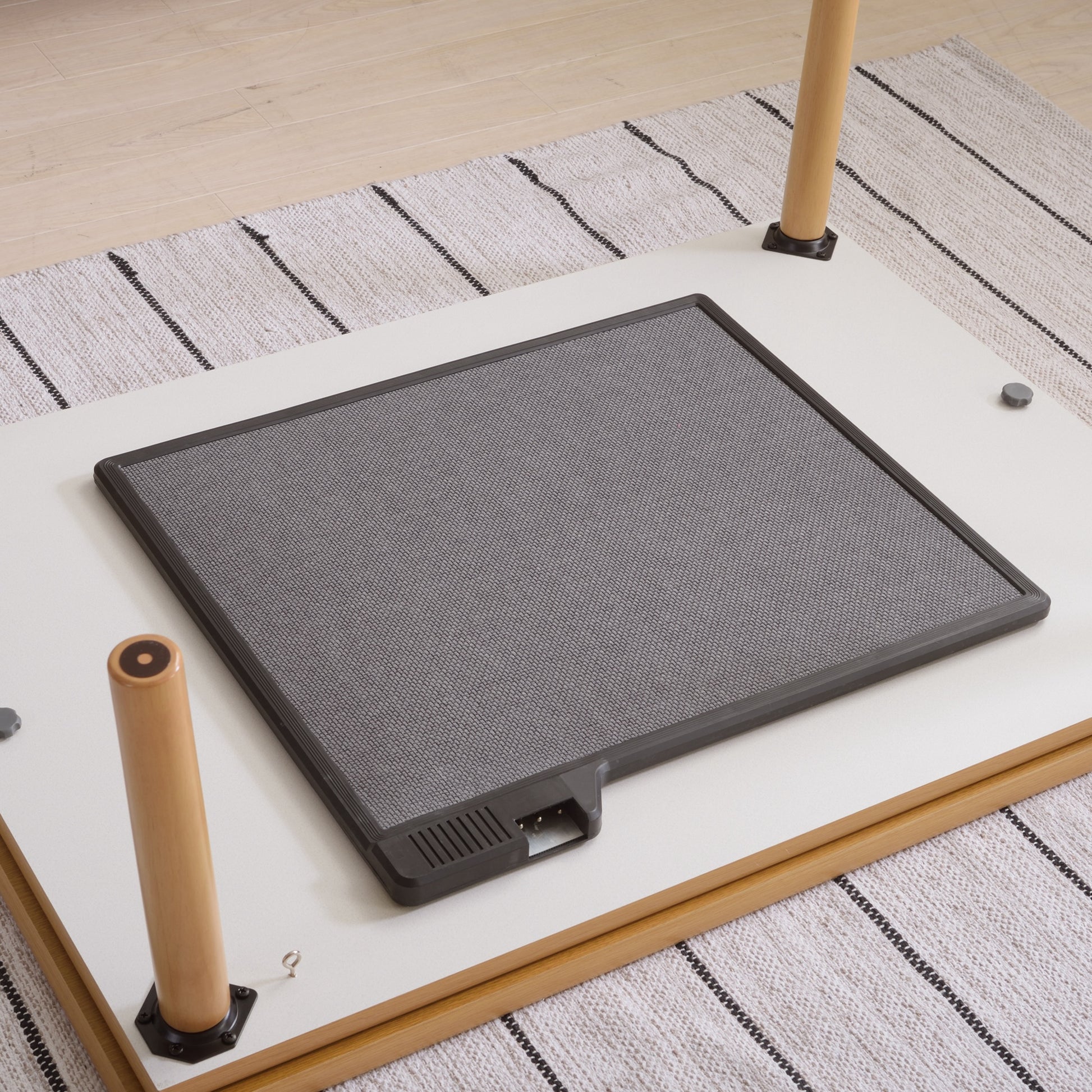 ナチュラルでシンプルなこたつテーブルのヒーター部分