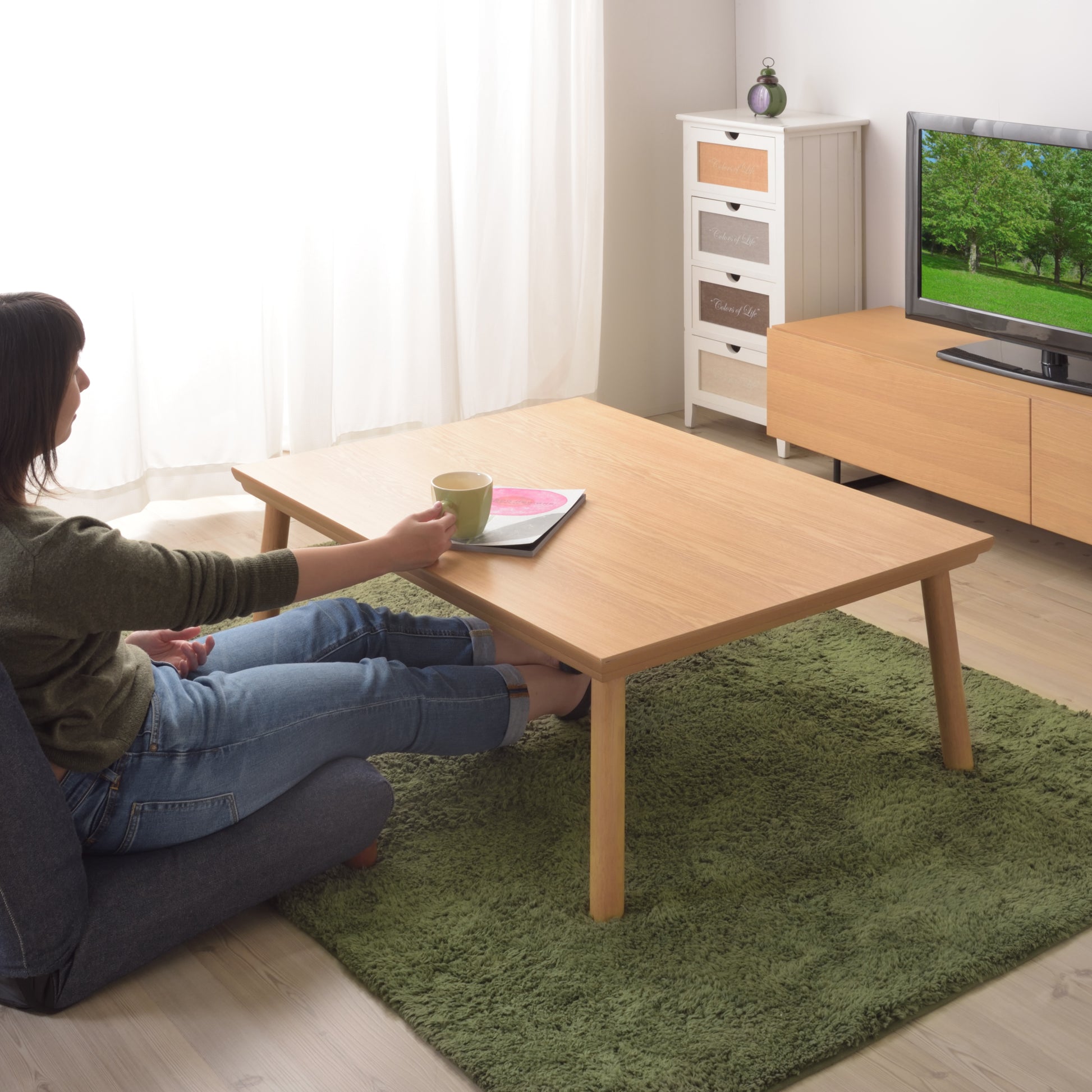 ナチュラルでシンプルなこたつテーブルを部屋に置いている様子