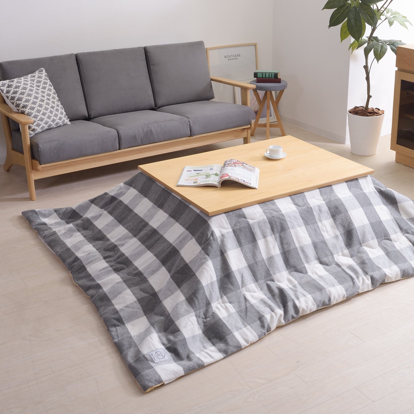 チェック柄のこたつ布団を挟んでいるナチュラルでシンプルなこたつテーブル