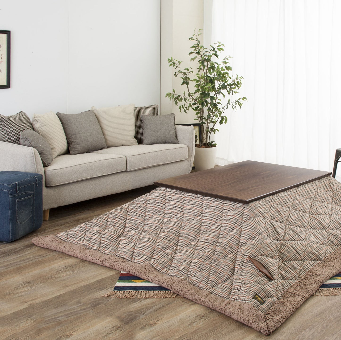 ウォルナットのこたつテーブルをこたつとして部屋に置いている様子