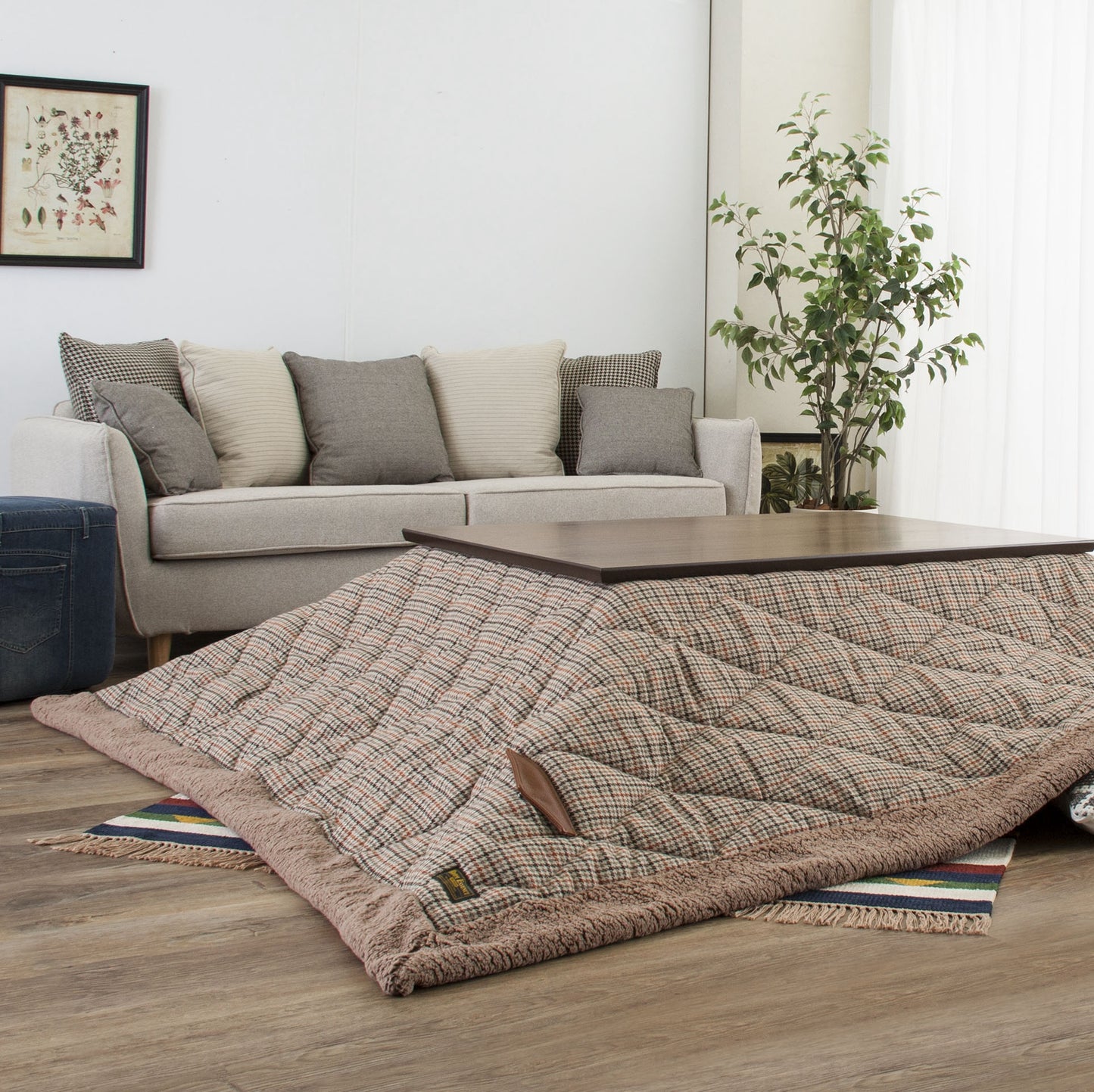 ウォルナットのこたつテーブルをこたつとして部屋に置いている様子