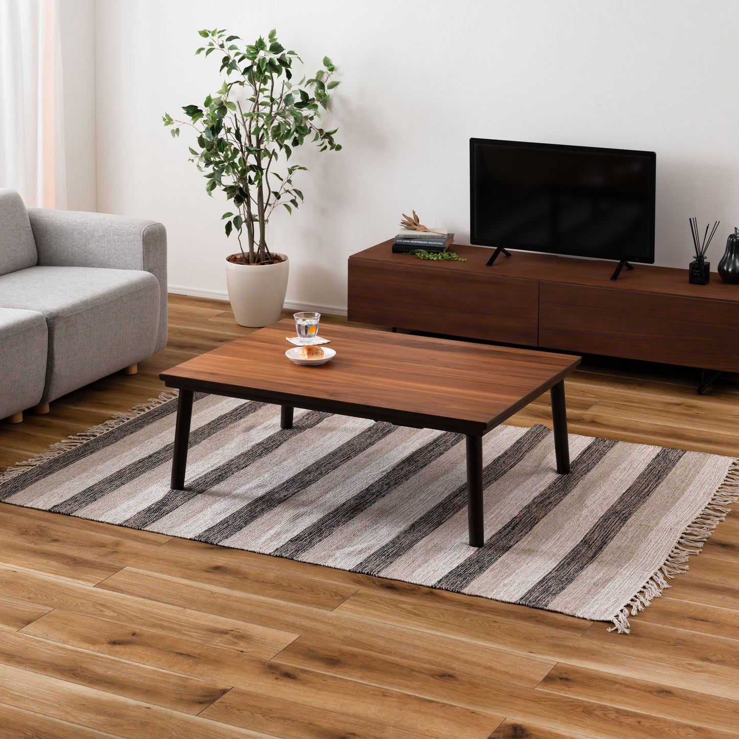 ウォルナットのこたつテーブルをローテーブルとして部屋に置いている様子