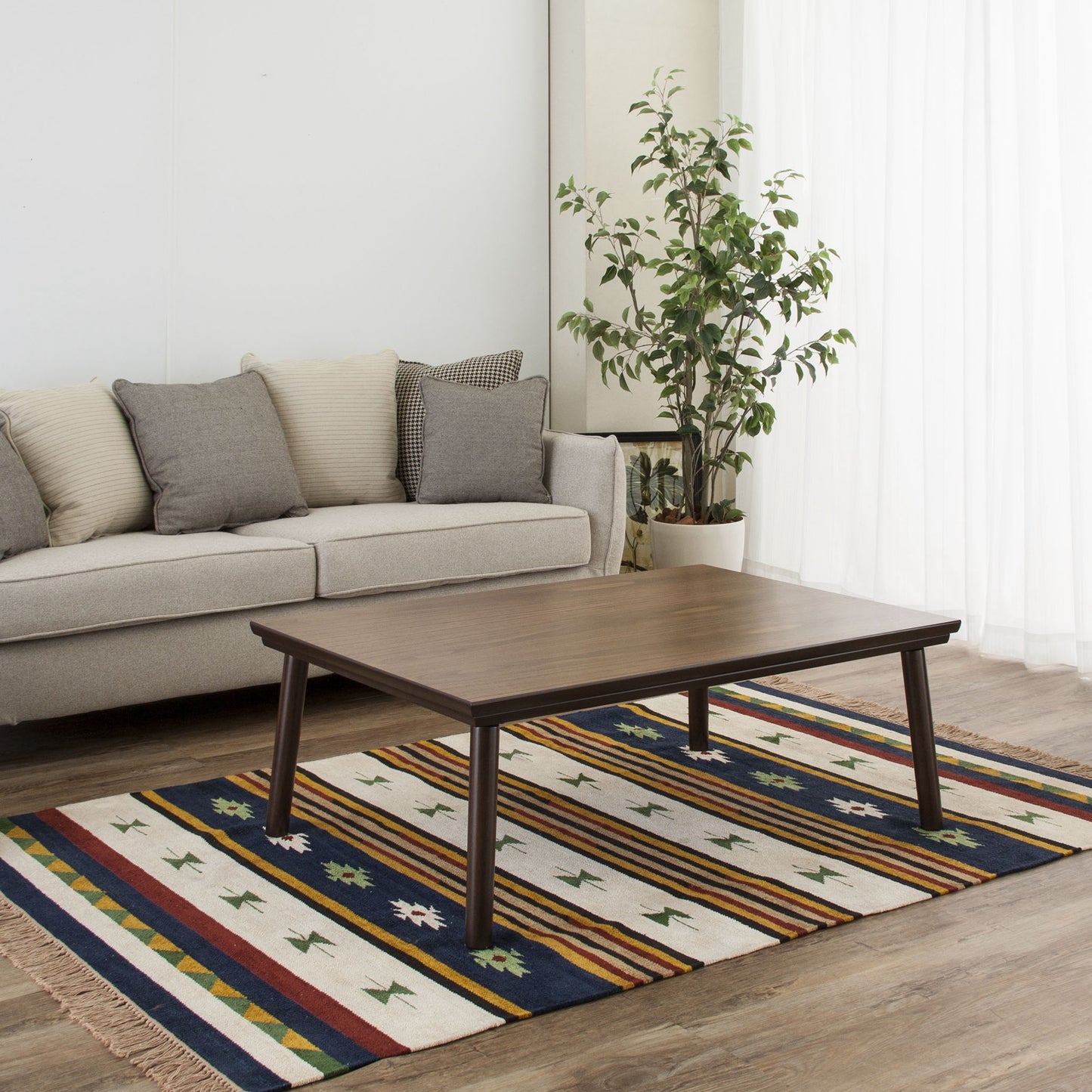 ウォルナットのこたつテーブルをローテーブルとして部屋に置いている様子