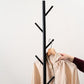 ブラックのポールハンガーに洋服をかけている様子