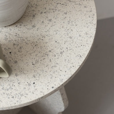 テラゾー柄のウェーブサイドテーブルの表面