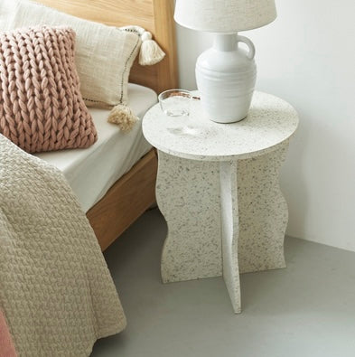 テラゾー柄のウェーブサイドテーブル