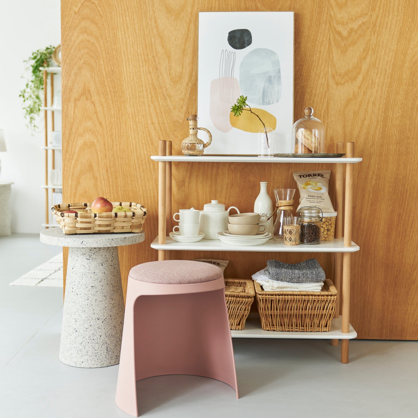 シェルフ横にテラゾー柄ラウンドサイドテーブルが置いてある様子