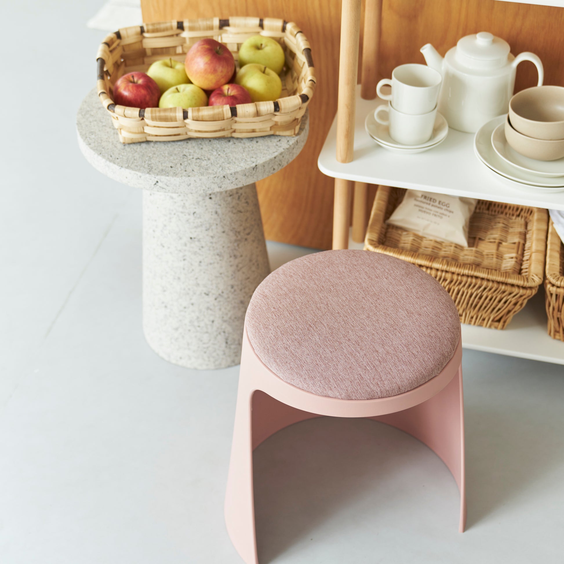 シェルフ横にテラゾー柄ラウンドサイドテーブルが置いてある様子