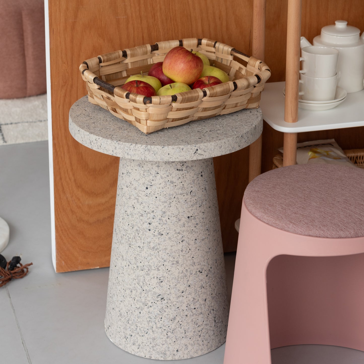 シェルフ横にテラゾー柄ラウンドサイドテーブルが置いてある様子