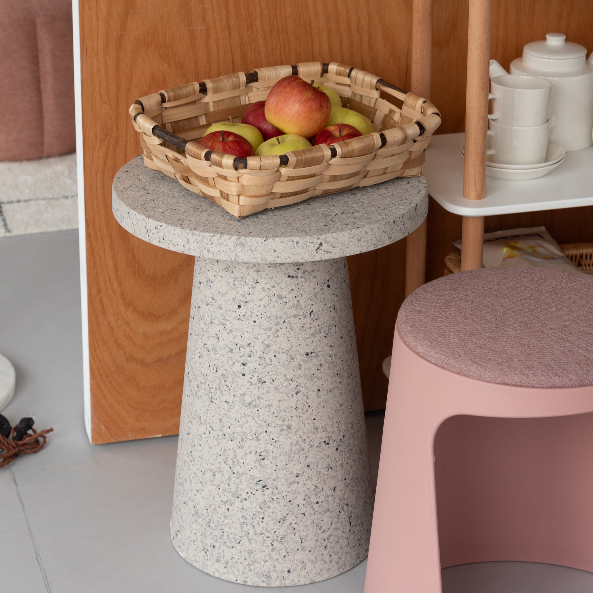 シェルフ横にテラゾー柄ラウンドサイドテーブルが置いてある様子