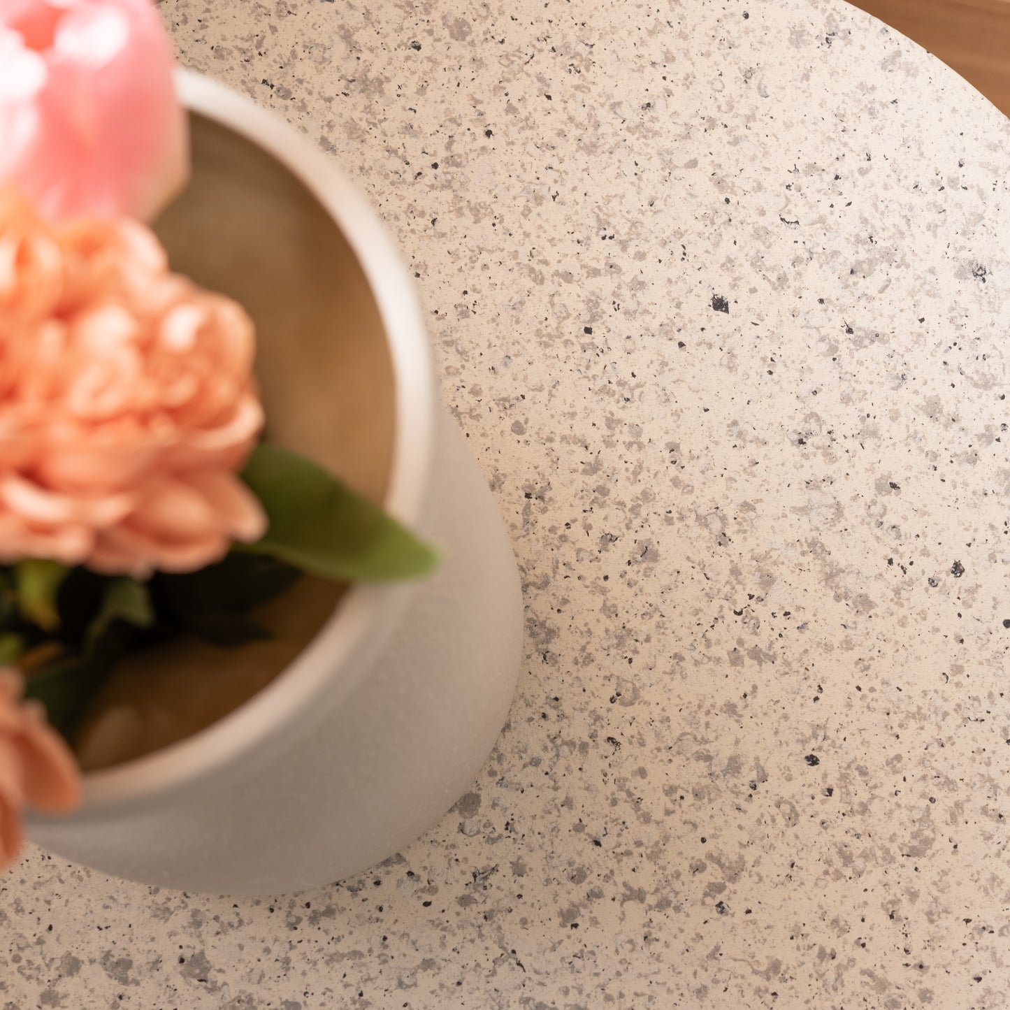 テラゾー柄ラウンドサイドテーブルを上からアップで写している様子