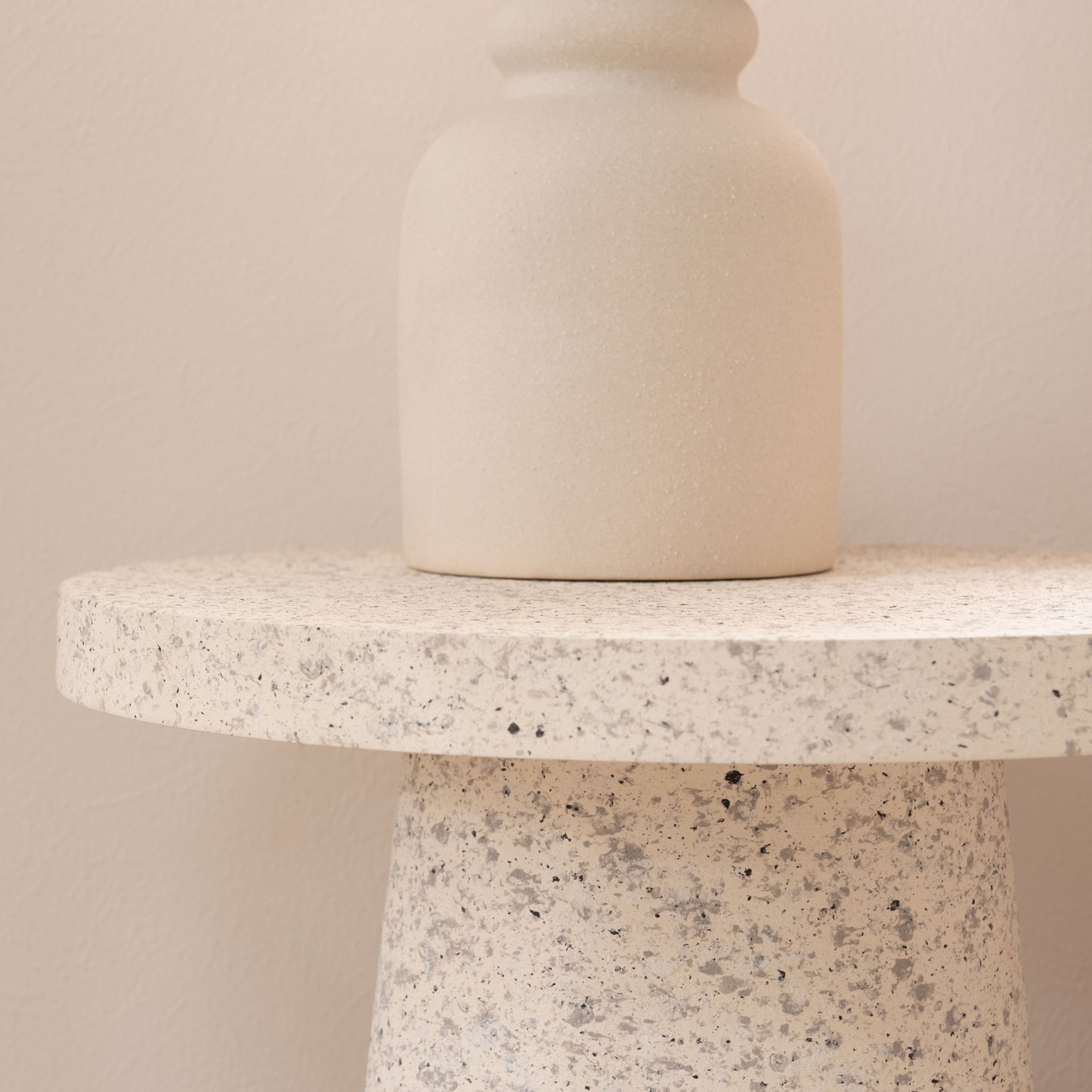 テラゾー柄ラウンドサイドテーブルをサイドから写している様子