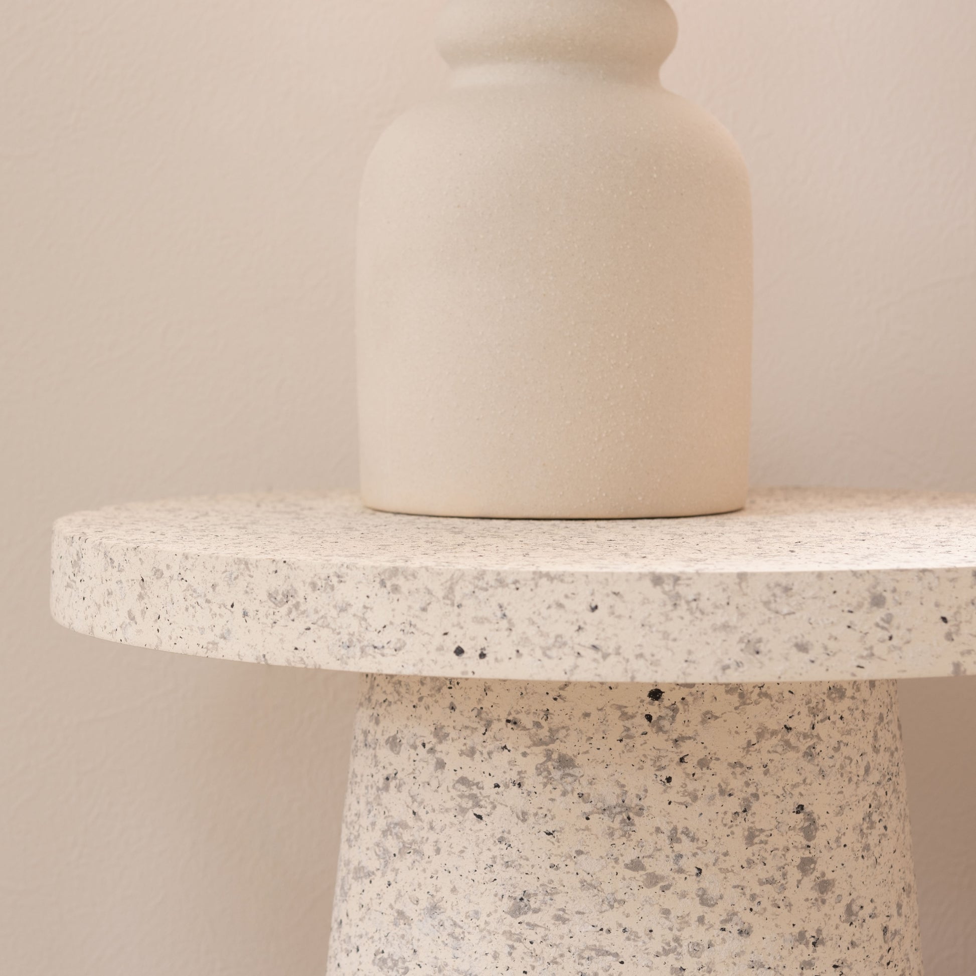 テラゾー柄ラウンドサイドテーブルをサイドから写している様子