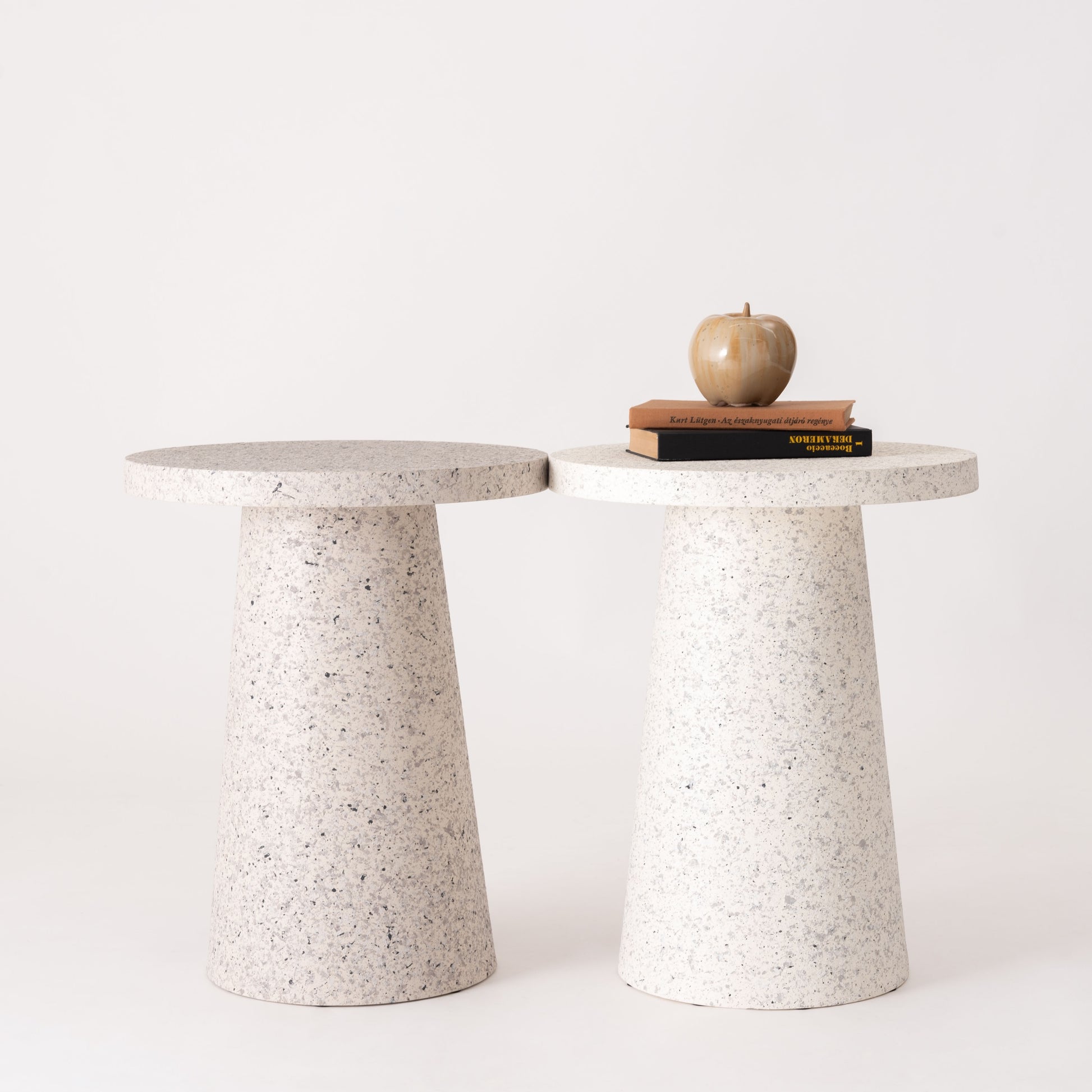 テラゾー柄ラウンドサイドテーブルの2カラーを並べて写している写真