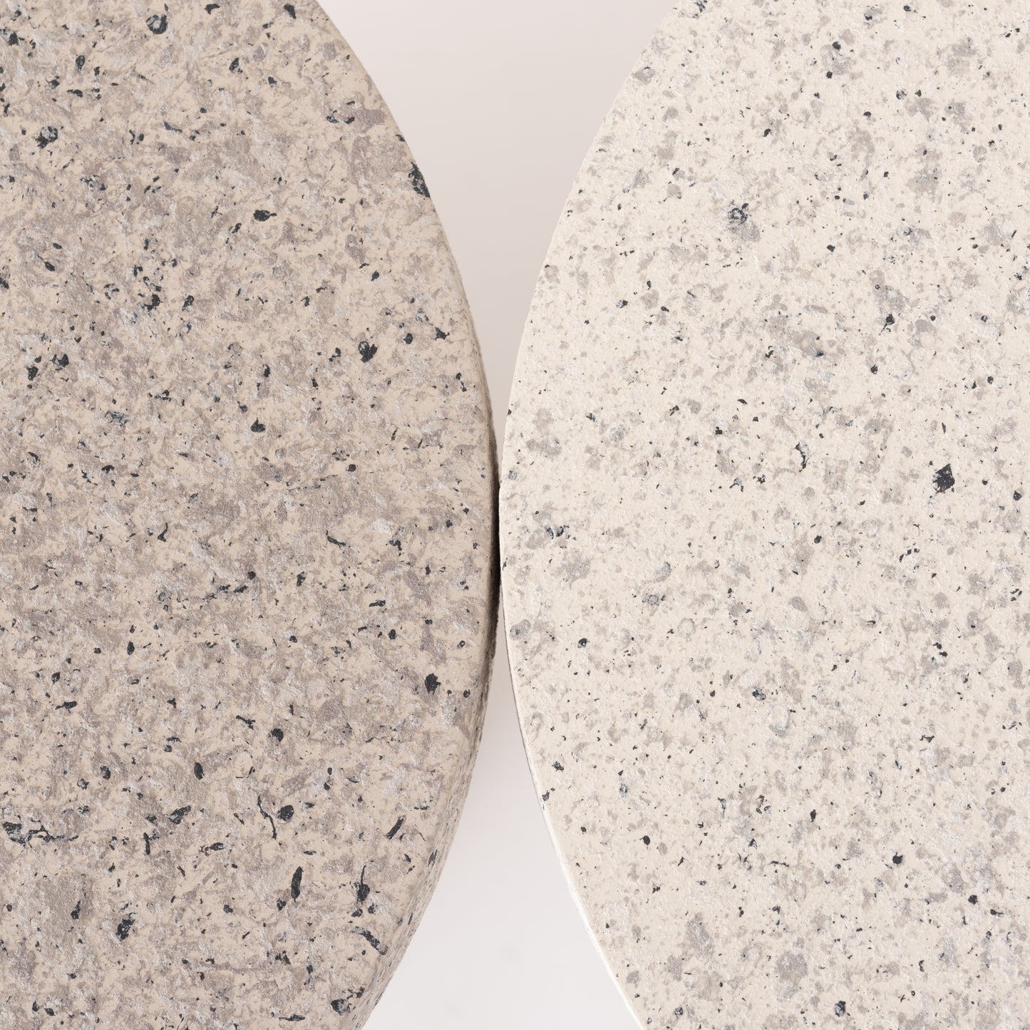 テラゾー柄ラウンドサイドテーブルの2カラーを並べて色味の部分をアップで写している写真