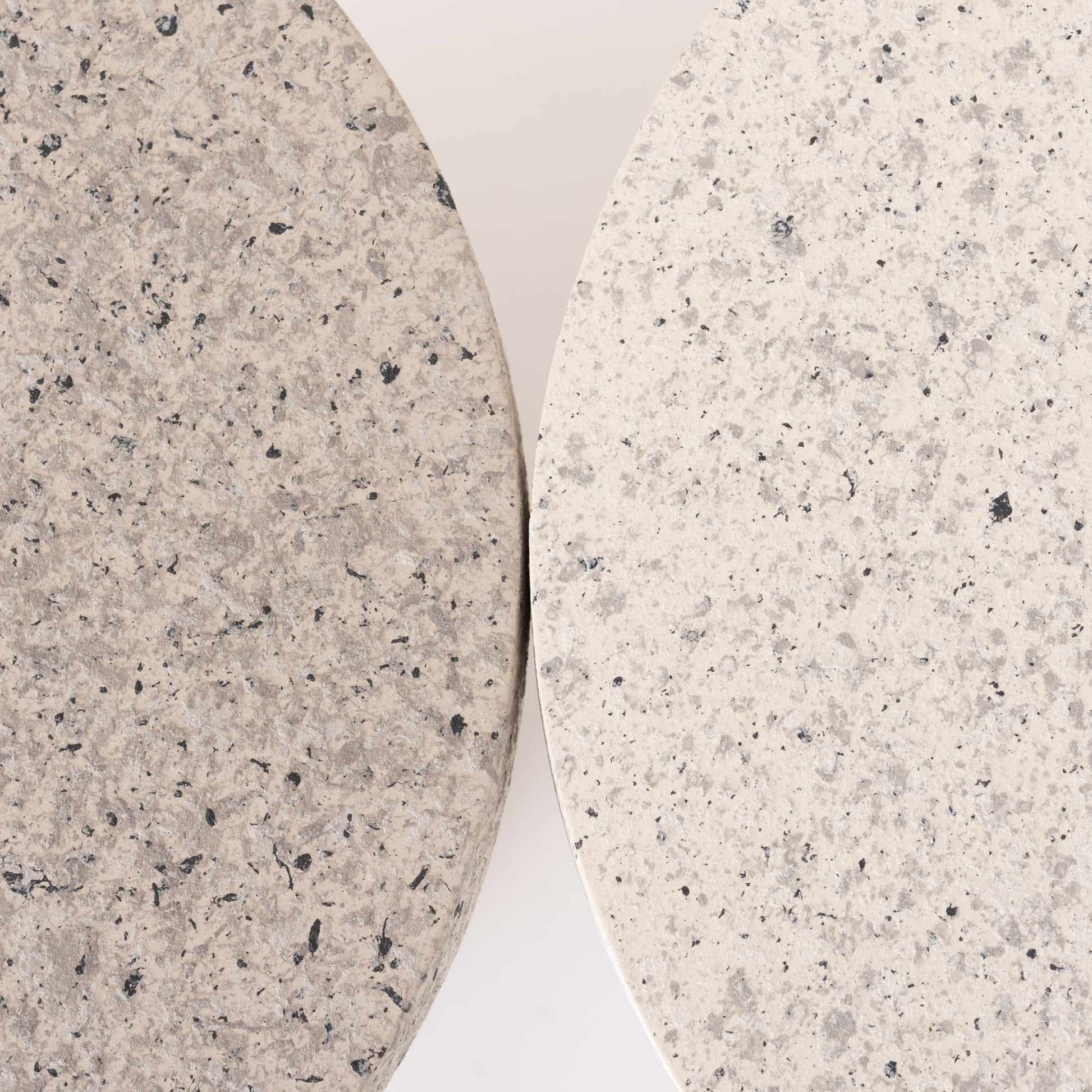 テラゾー柄ラウンドサイドテーブルの2カラーを並べて色味の部分をアップで写している写真